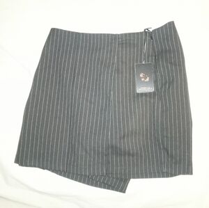 *NWT* Sincerely Jules Pinstripe Skort